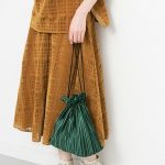 秋冬感演出できてる?グリーンのベロア小物を使ったおしゃれコーデ