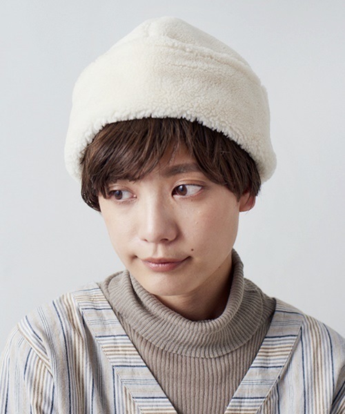 初心者でも簡単にできる 帽子に似合うヘアアレンジをご紹介