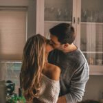 【モテる女性から学ぶ】男の理性を崩壊させる「キス中の行動」とは|彼を我慢できなくなるさせるコツを伝授